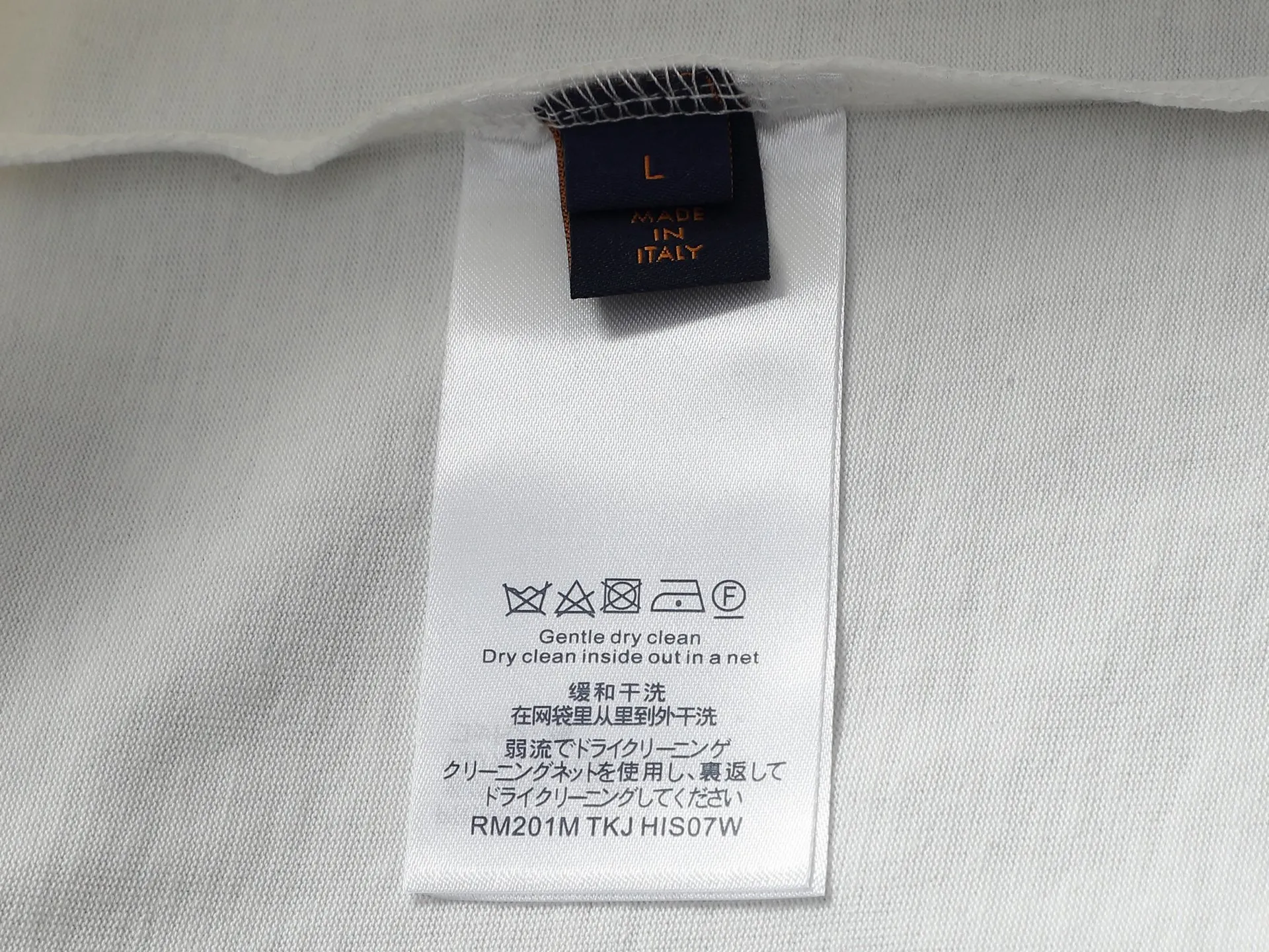 🅿️220 Louis Vuitton/Louis Vuitton High-end craftsmanship 10000 needle embroidery The large sailing ship logo is exquisitely upgraded, inspired by the retro embroidery of the 1980s. The original fabric is the same as the official short-sleeved T-shirt. The fabric is dyed in the same vat. It feels very comfortable. The latest brick cabinet synchronization for spring and summer. Fashionable and personalized. Super versatile and good-looking. It is very suitable for both men and women. A must-have for everyone. Hang tag. Collar label. Washed wheat. Complete with three labels. Color: black, white, blue. Size: S M L XL |